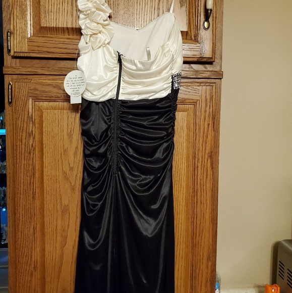 Prom dress - Picture 2 of 3